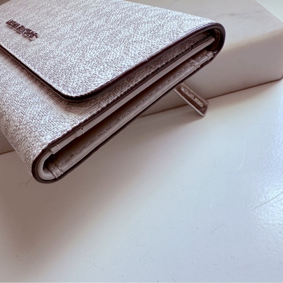 Michael Kors Cream Jet Set Large Logo Trifold Wallet - Picture 9 of 10